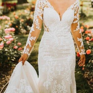 Exquisite Ivory Lace Bridal Gown